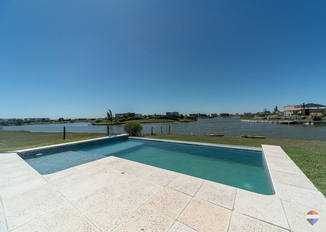 CASA 4 AMBIENTES EN VENTA SAN SEBASTIAN CON PILETA