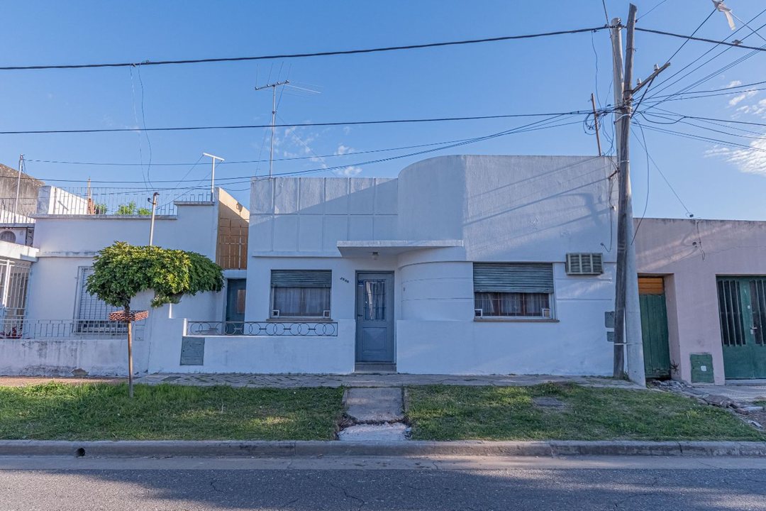 CASA EN VENTA 2 DORMITORIOS Y JARDIN, APTA CREDITO