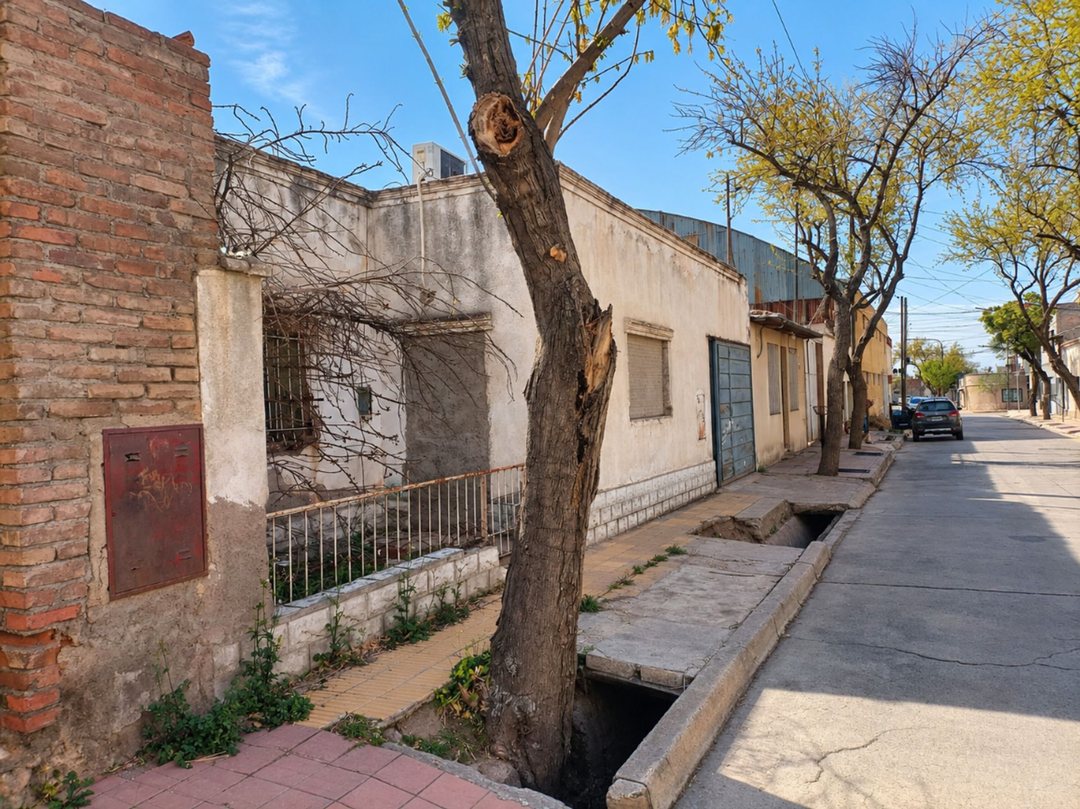 TERRENO CON CASA A DEMOLER EN GODOY CRUZ, MENDOZA