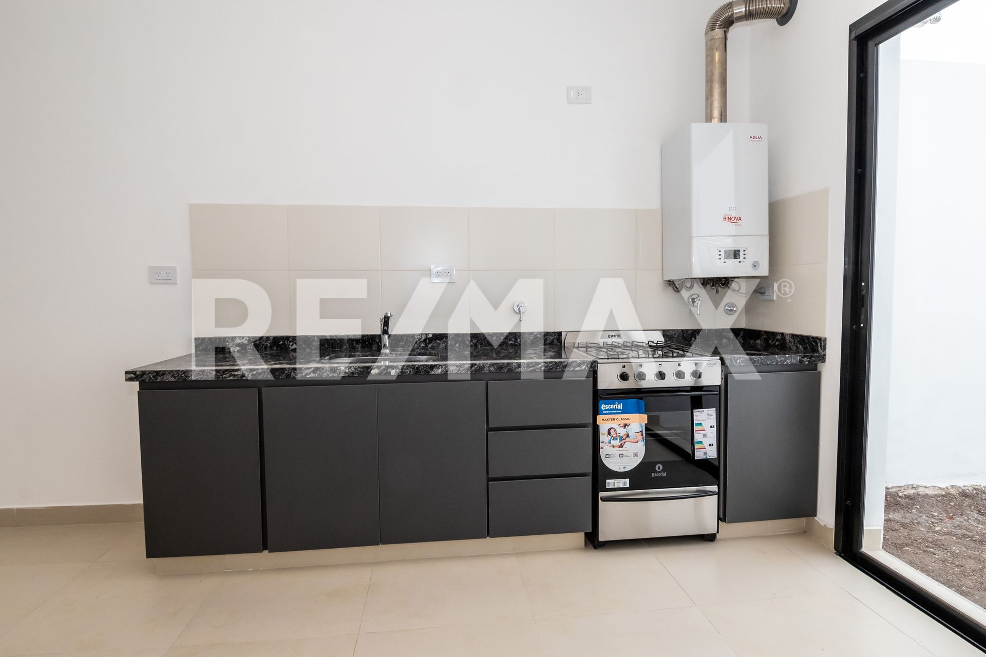 CASA EN VENTA A ESTRENAR EN VIA AURELIA ZONA SUR - foto 4
