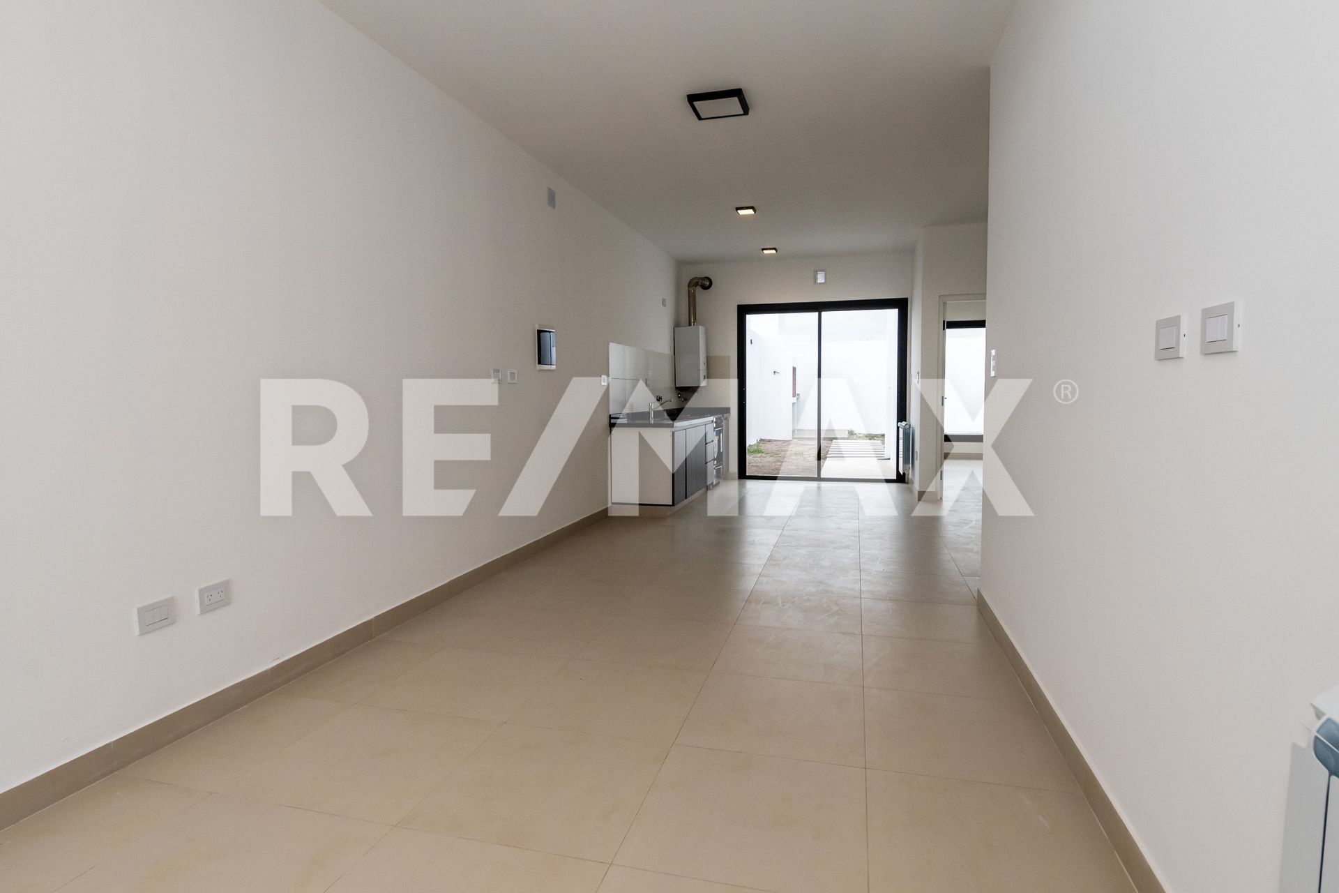 CASA EN VENTA A ESTRENAR EN VIA AURELIA ZONA SUR - foto 2