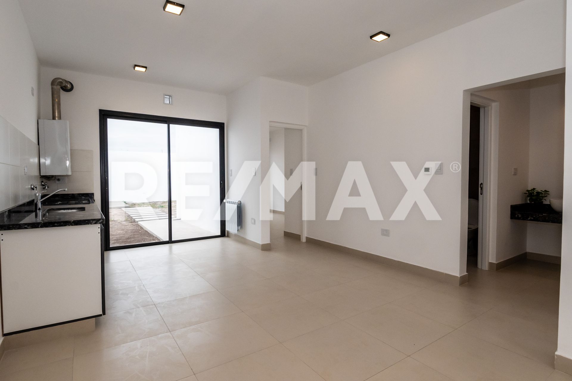 CASA EN VENTA A ESTRENAR EN VIA AURELIA ZONA SUR - foto 3