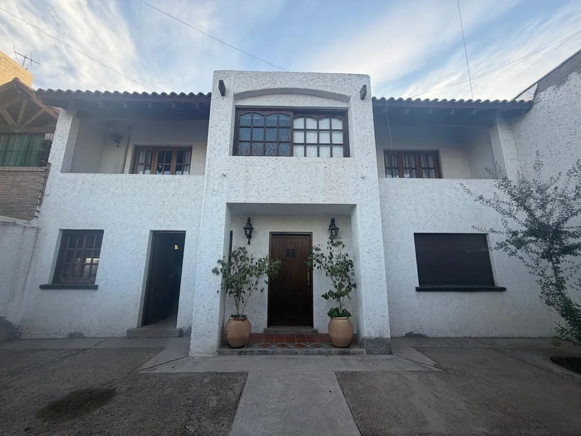 Casa de 6 ambientes en venta en Guaymallén, Lafinur 1300