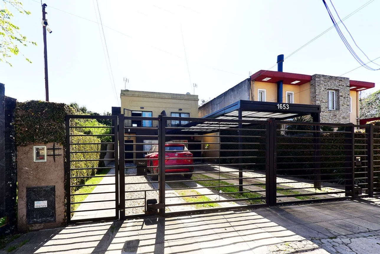 Casa dúplex de 3 ambientes en venta en Ituzaingó, La Piedad 1600