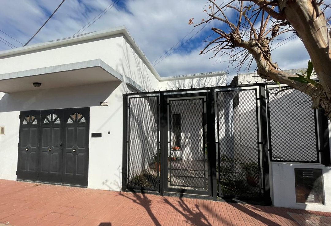 CASA EN VENTA CON COCHERA Y FONDO LIBRE-QUILMES