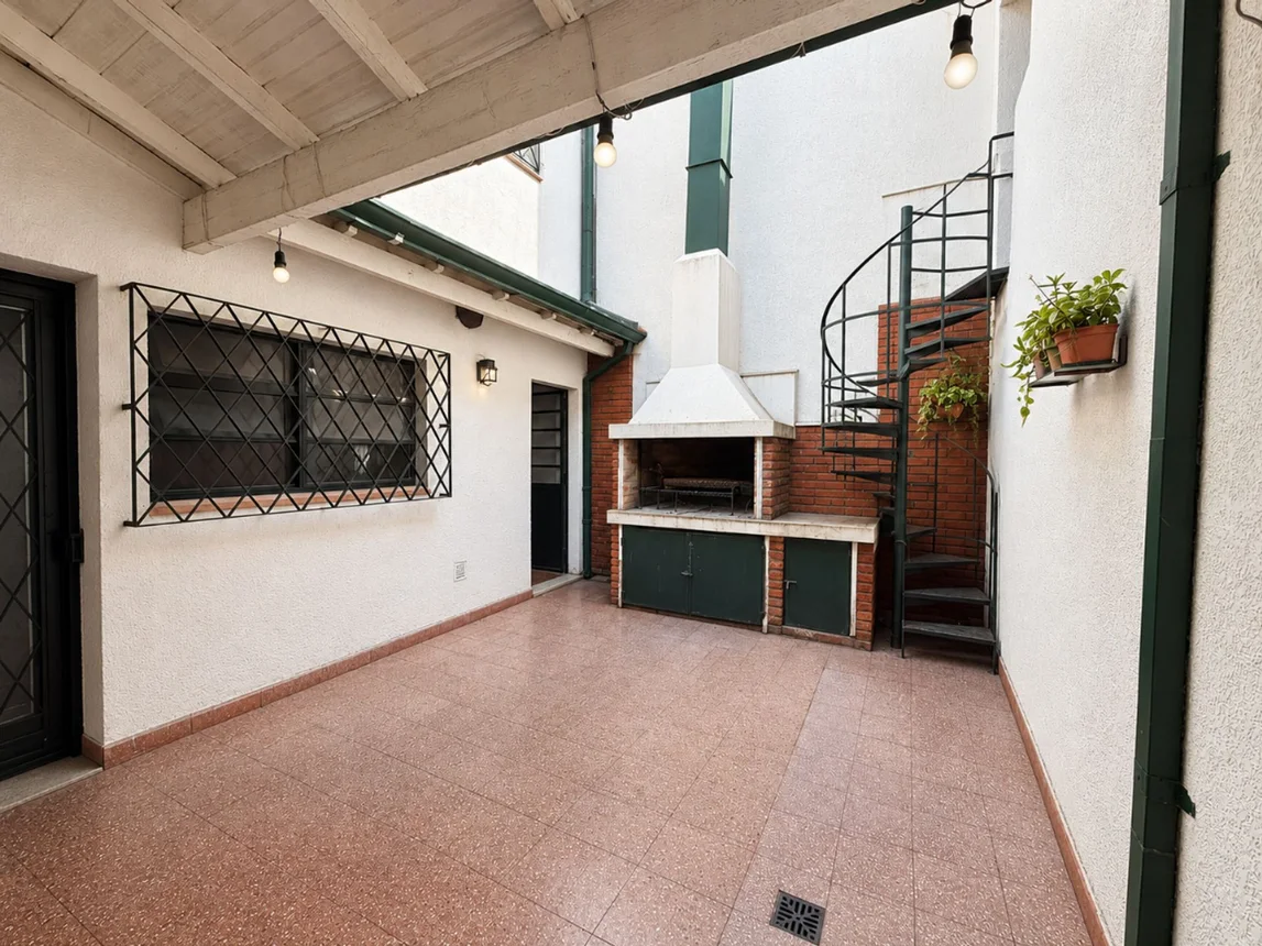 Casa de 5 ambientes en venta en Bernal Este, Combate Vuelta de Obligado 500, foto 2