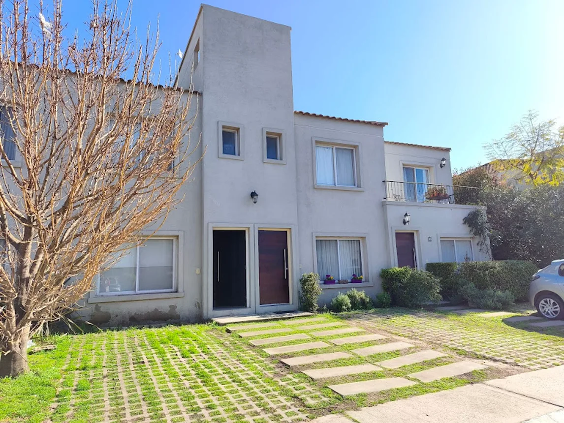 Casa dúplex en venta en Pilar