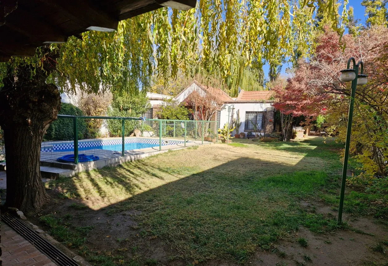 Casa de 5 ambientes en venta en Luján de Cuyo, Darragueira 400, foto 2