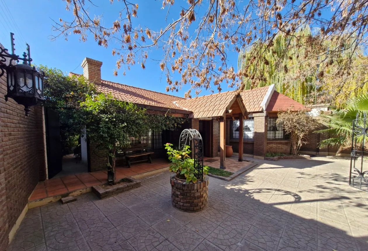 Casa de 5 ambientes en venta en Luján de Cuyo, Darragueira 400