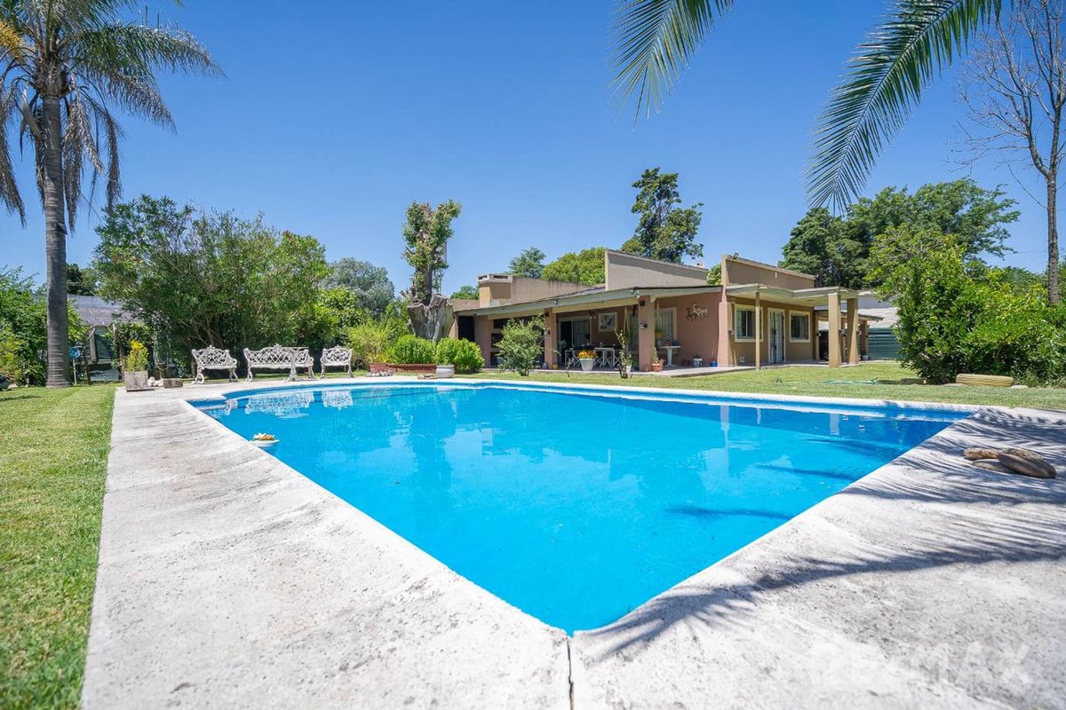 Venta casa 4 ambientes pileta y parrilla en Jularó