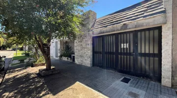 CASA EN VENTA CON COCHERA- PAMPA 5780