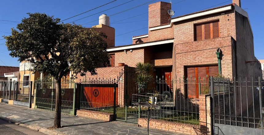Imagen VENTA CASA 4 DORM ZONA SHOPING VILLA CABRERA- Conocé nuestras propiedades