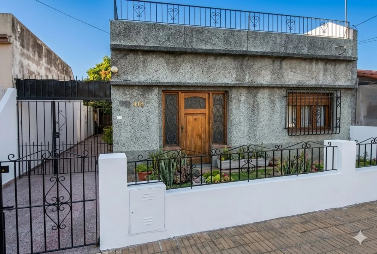 Casa de 3 ambientes en venta en Temperley, Riobamba 1800