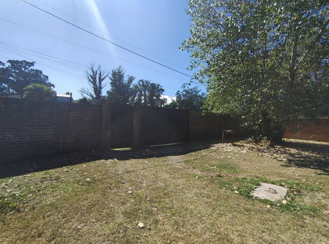 VENTA Casa 3 ambientes con gran parque Las Dalias