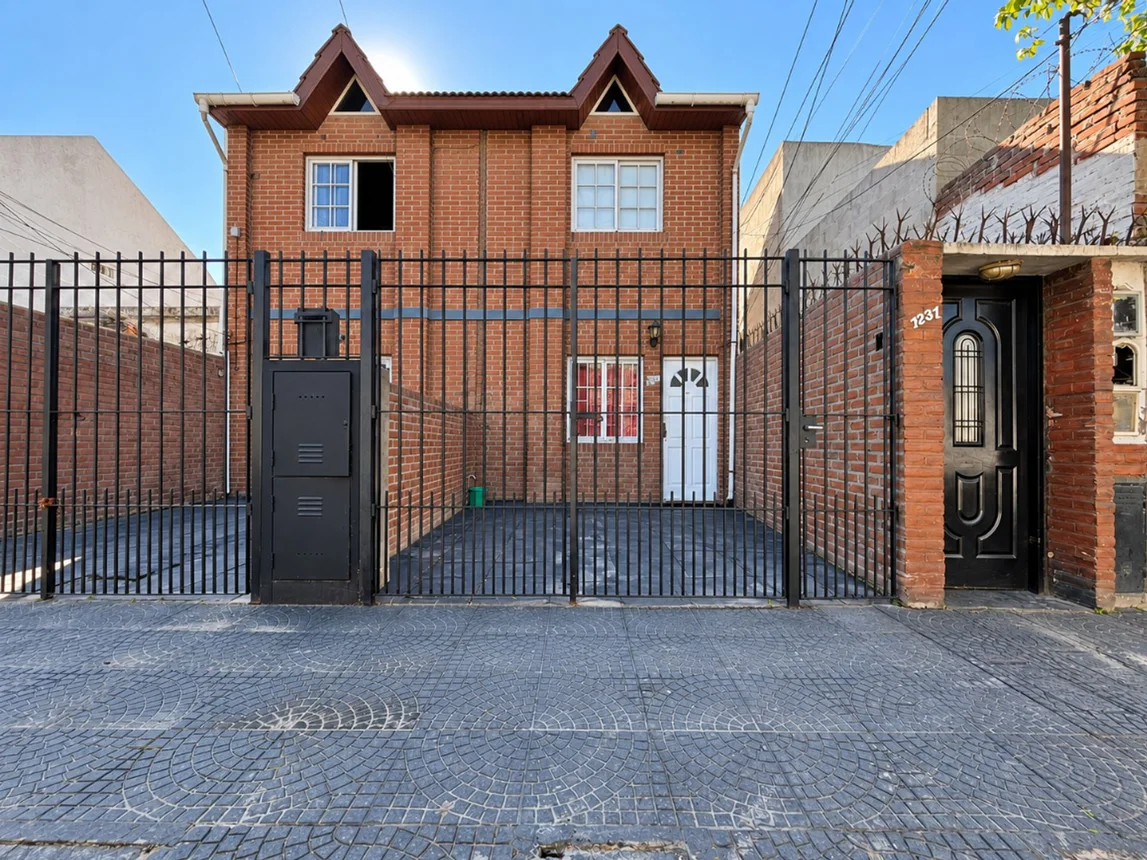 Casa dúplex en venta en Gerli, General Güemes 1200