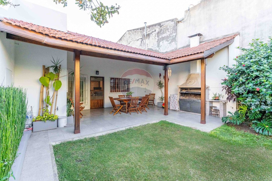 VENTA CASA 3 AMBIENTES EN QUILMES - PERMUTA