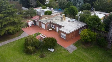 VENTA CASA 5 AMBIENTES PARQUE Y QUINCHO EN CAMET