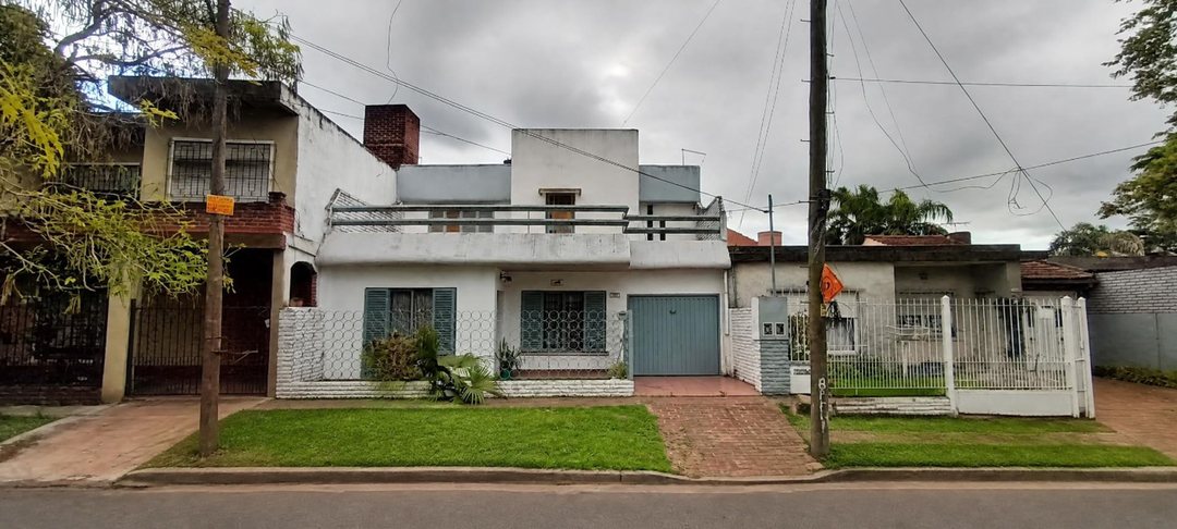 VENTA CASA 4 AMBIENTES/2 PLANTAS ITUZAINGÓ-JARDIN