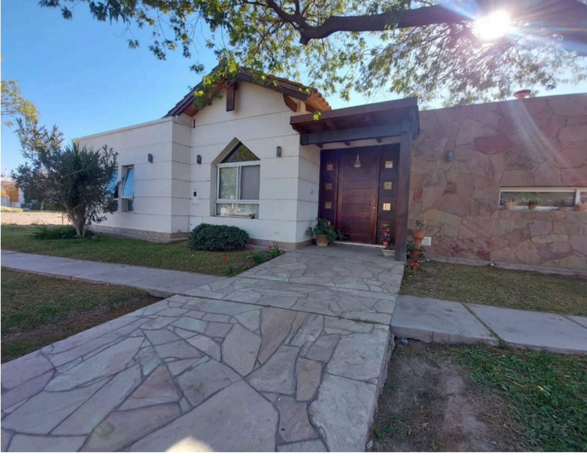 Casa en Las Cañas 1800