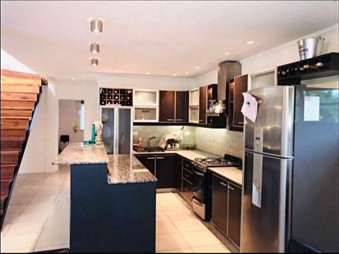 Casa de 5 ambientes en venta en Villa Luzuriaga, Alicante 1300, foto 4