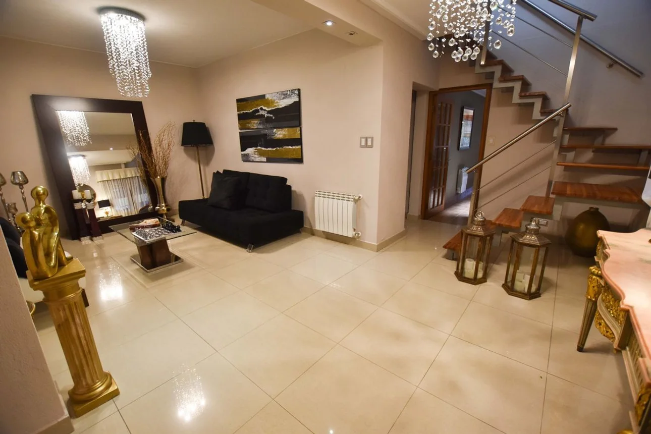 Venta casa 2 dormitorios c/cochera - zona sur, foto 2