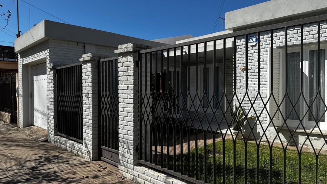 VENTA/ CASA/ DOS DORMITORIOS/ COCHERA