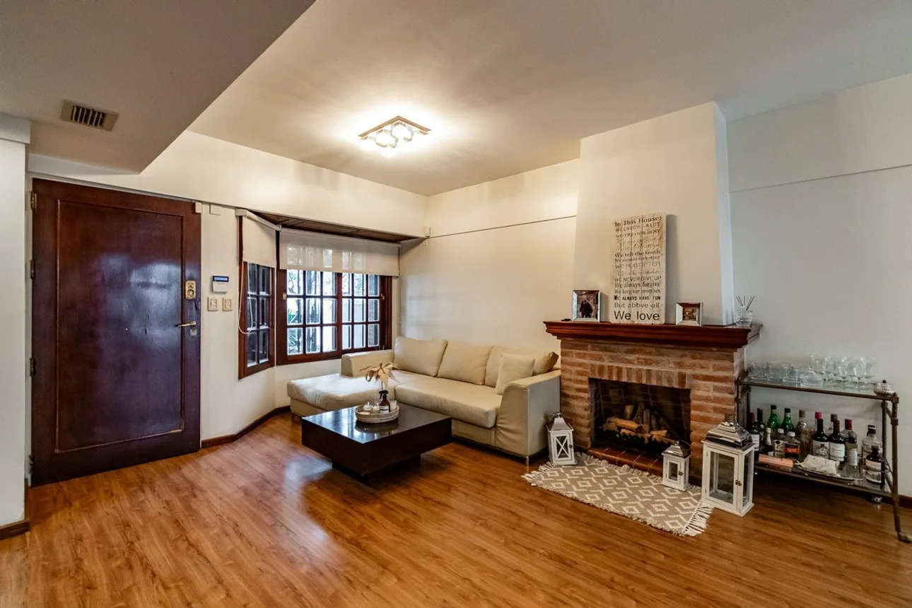 Casa tríplex en venta en Villa del Parque