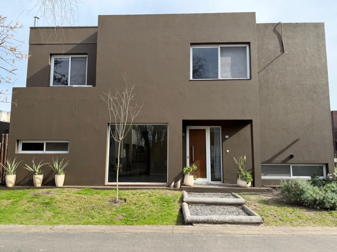 Casa de 4 ambientes en venta en Manuel Alberti, Los Jazmines 3800