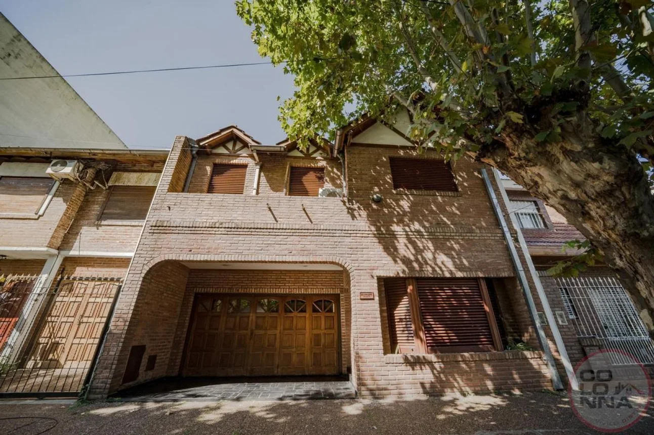Casa de 6 ambientes en venta en Caseros, Intendente Larralde 2000