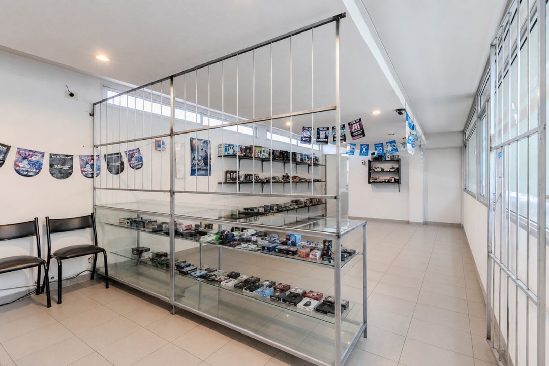 Local en venta en La Plata con cochera