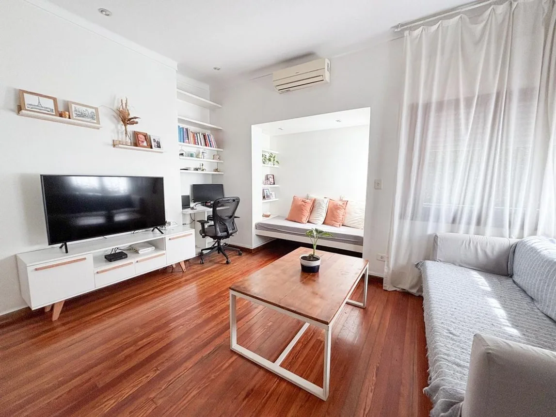 Casa de 3 ambientes en venta en Castelar, Francia 3200