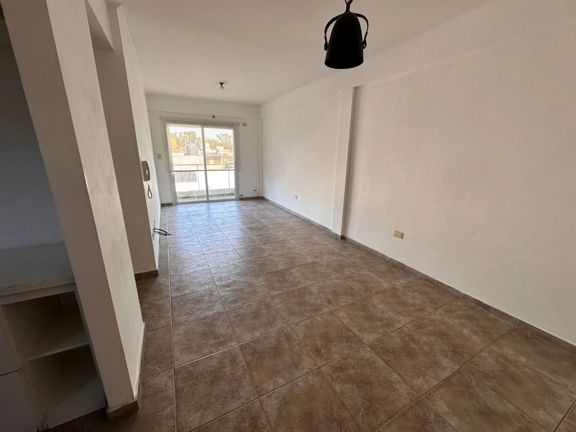 Departamento en alquiler en La Plata, 68 E/ 14 y 15 900
