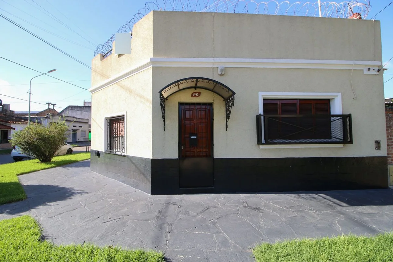 Casa de 3 ambientes en venta en Temperley, Riobamba 1500