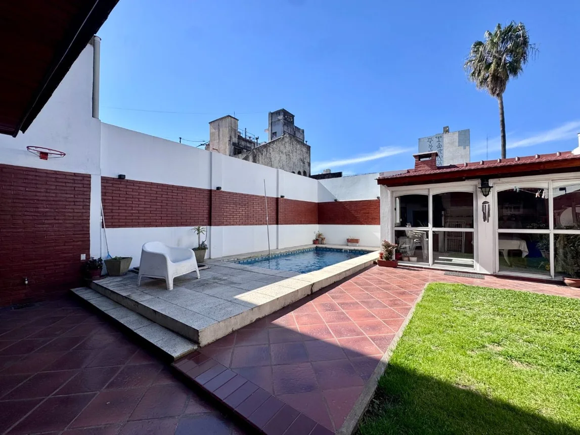 Casa de 7 ambientes en venta en Sarandí, General Acha 0