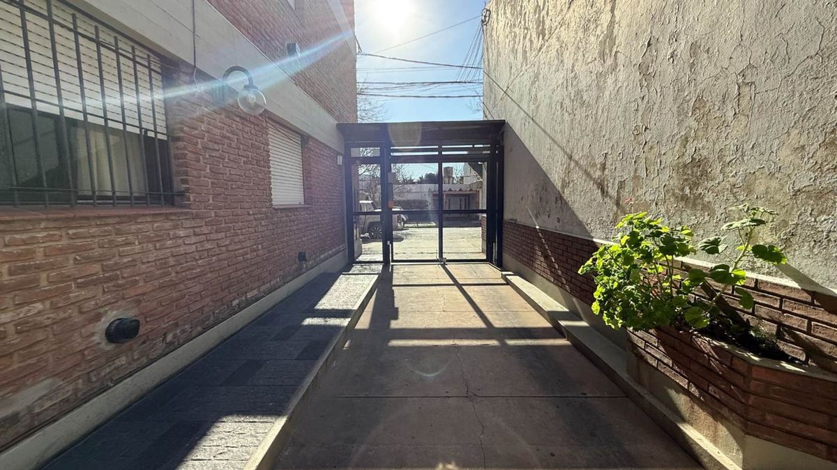 Foto 6 — Cochera en venta en La Plata portón automatizado