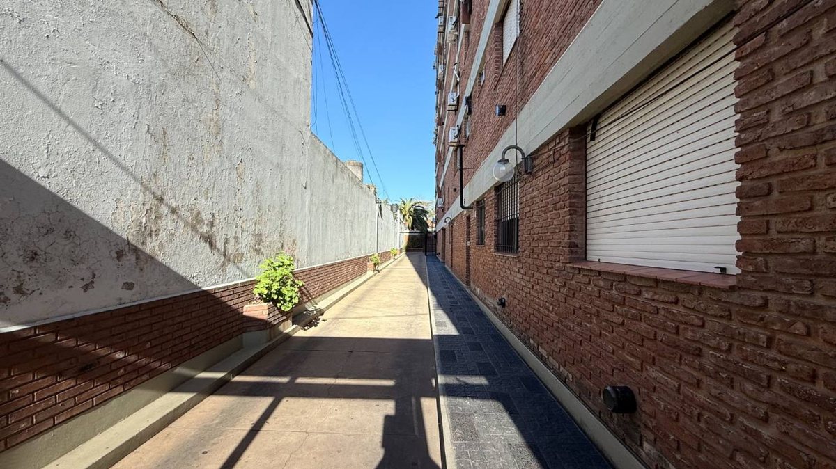 Foto 5 — Cochera en venta en La Plata portón automatizado