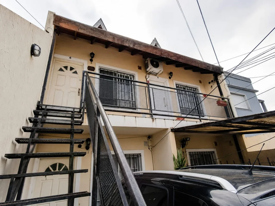 Casa dúplex de 4 ambientes en venta en Villa Luzuriaga, Buchardo 2000