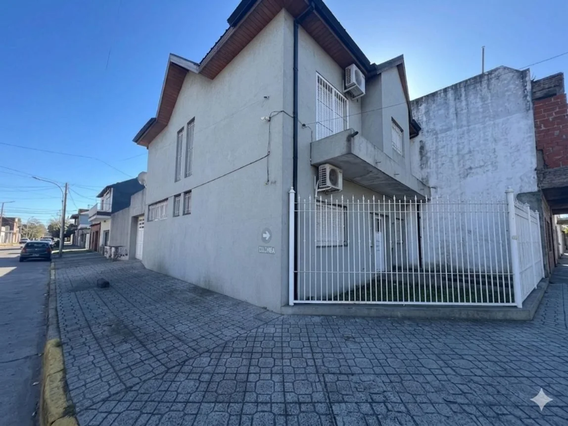 Venta de amplio chalet 6 amb, cochera, patio,, foto 2