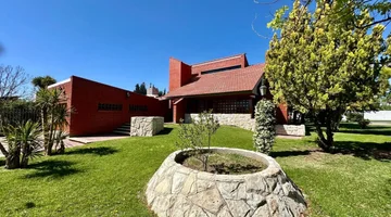 VENTA DE CASA DE CATEOGRIA EN MAIPU