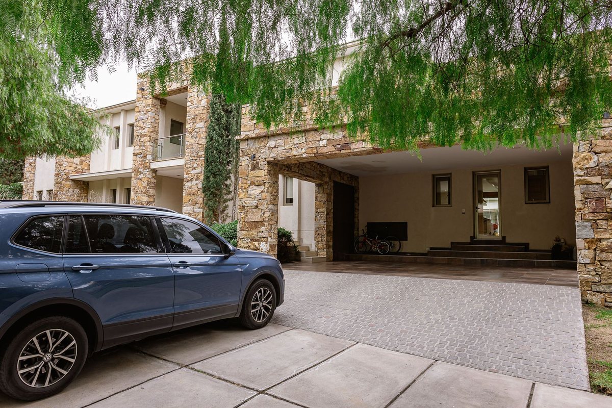 Foto 4 — VENTA IMPONENTE CASA DE LUJO EN BARRIO DALVIAN MDZ