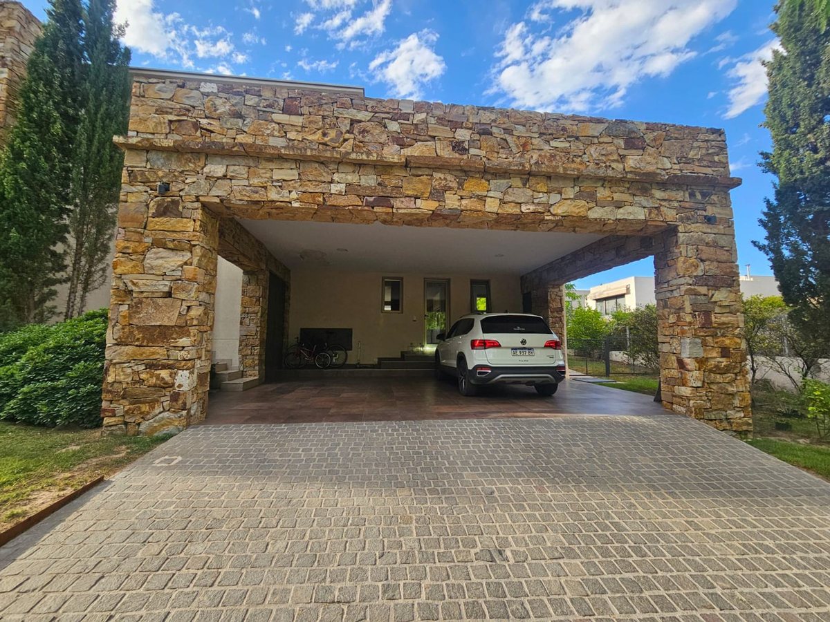 Foto 5 — VENTA IMPONENTE CASA DE LUJO EN BARRIO DALVIAN MDZ