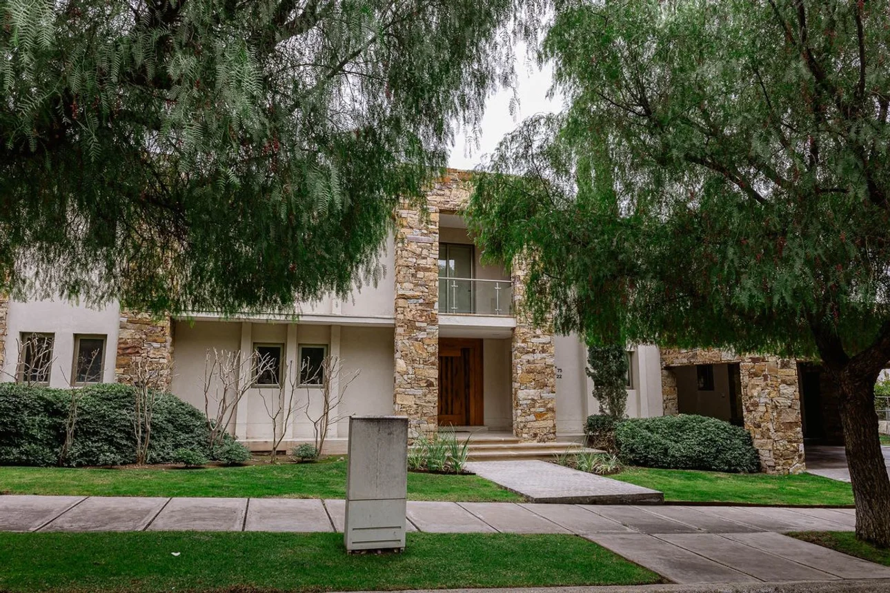 Venta imponente casa de lujo en barrio dalvian mdz, foto 2