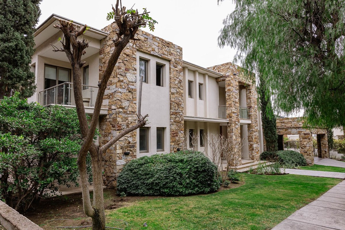 Foto 3 — VENTA IMPONENTE CASA DE LUJO EN BARRIO DALVIAN MDZ