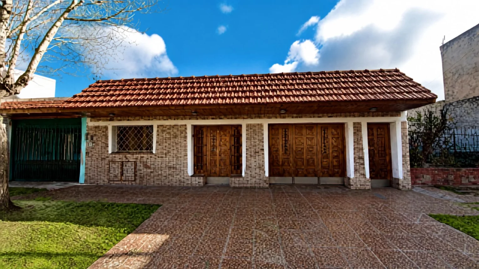 Casa de 8 ambientes en venta en Remedios de Escalada, Colón 2900