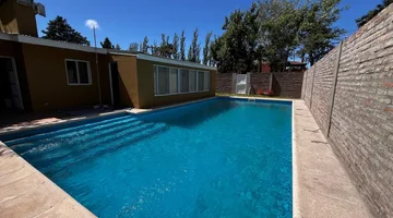 VENTA QUINCHO EN FUNES CON PILETA 1 DORMITORIO