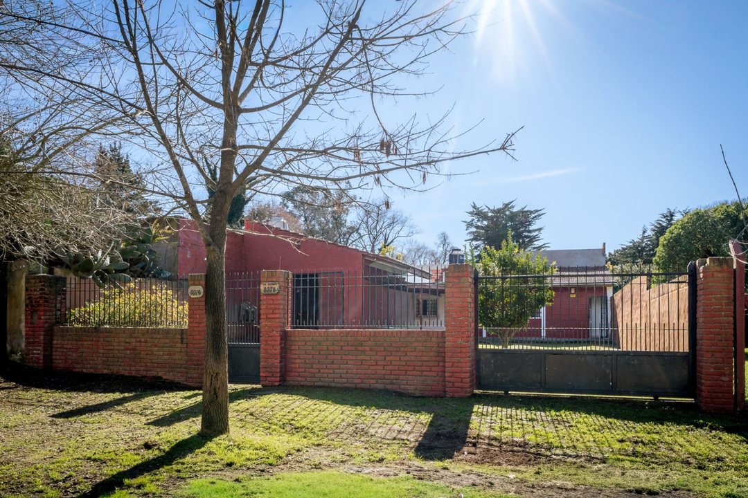 VENTA CASA CON PARQUE LAS DALIAS