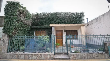 EN VENTA: CASA CÉNTRICA DE 2 DORMITORIOS