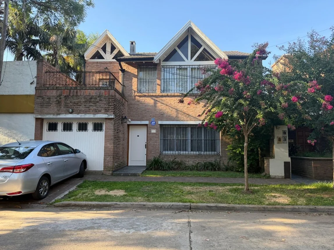 Casa de 4 ambientes en venta en Don Bosco, General Roca 2100
