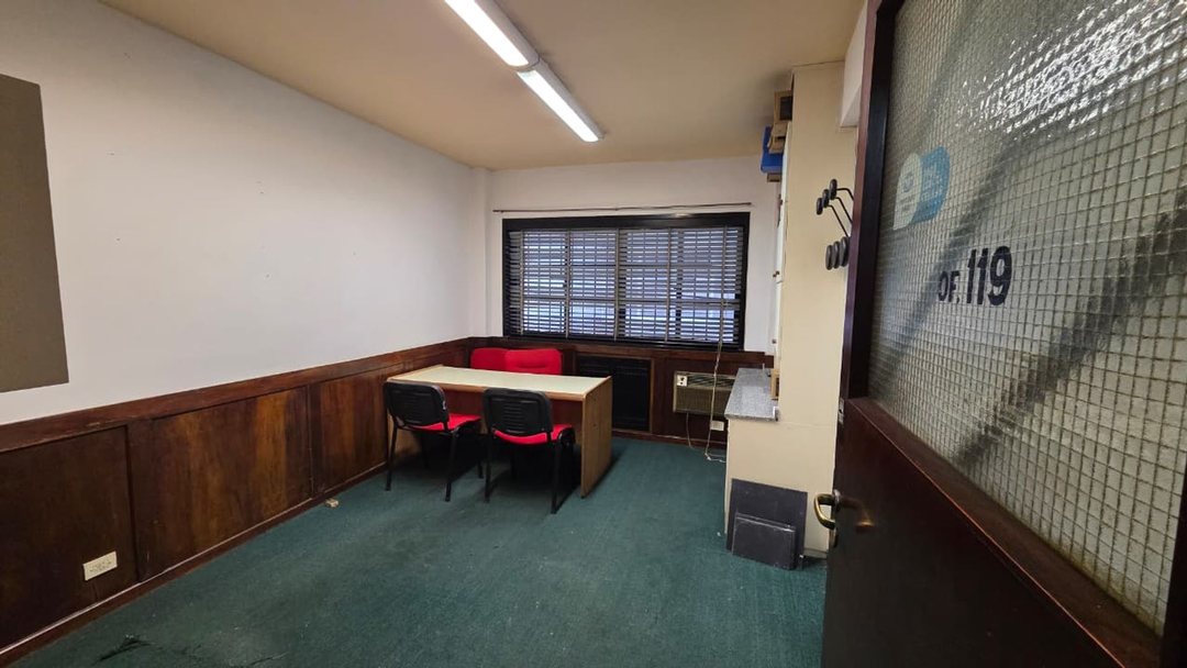 VENTA DE OFICINA EN MICROCENTRO AMOBLADA