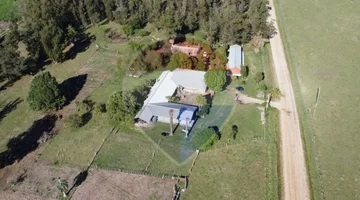 Chacra de 9 hectáreas con múltiples construcciones